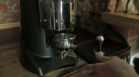 Bartender grinding coffee for espresso in restaurant Vídeo Stock 55546661