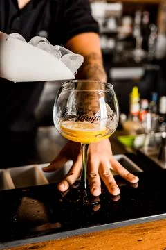 Bartender Hands Making a Perfect Drink on Bar Gin Tonic Negroni Caipirinha Mosco Foto stock