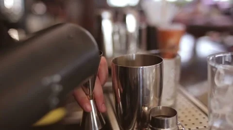 Bartender make cocktail in a bar Vidéo 63661079