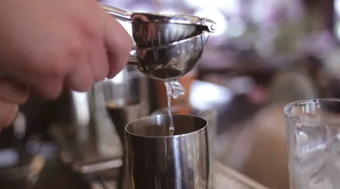 Bartender make cocktail in a bar Vidéo 63661221