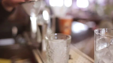 Bartender make cocktail in a bar Vidéo 63661528