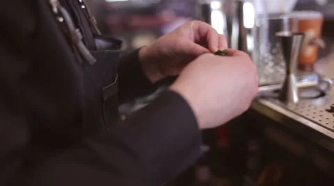 Bartender make cocktail in a bar Vidéo 63661693