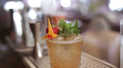 Bartender make cocktail in a bar Vidéo 63661979