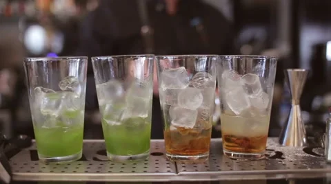 Bartender make cocktail in a bar Vidéo 63662259