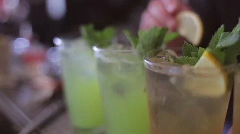 Bartender make cocktail in a bar Vidéo 63662319
