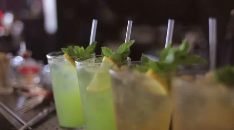 Bartender make cocktail in a bar Vidéo 63662379