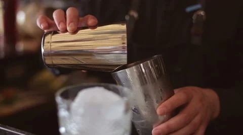 Bartender make cocktail in a bar Vidéo 63663139