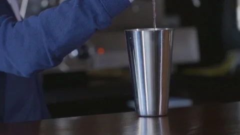 Bartender make cocktail in a bar Vidéo 72409124