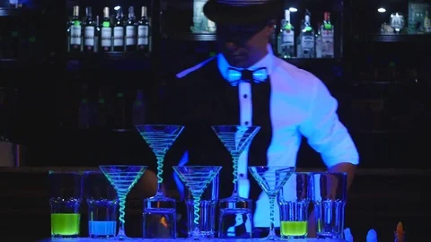 Bartender make cocktail in a bar Vidéo 77512755