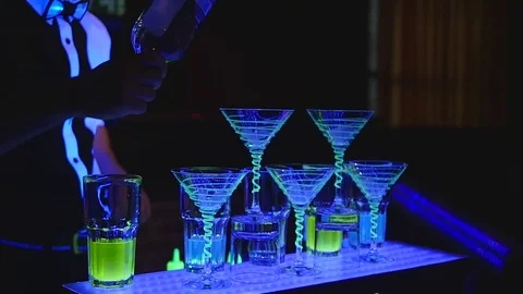 Bartender make cocktail in a bar Vidéo 77513154
