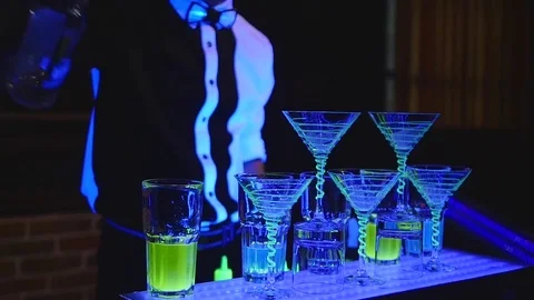 Bartender make cocktail in a bar Vidéo 77513172