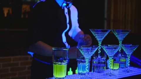 Bartender make cocktail in a bar Vidéo 77513207