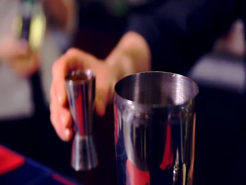 Bartender make cocktail in a bar Video stock 85234770