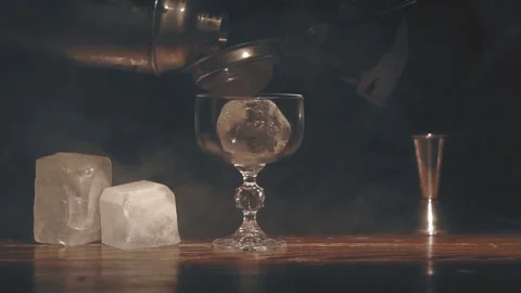 Bartender make a cocktail at bar Stock Footage 119330082