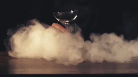Bartender make a cocktail Vídeo Stock 89975000