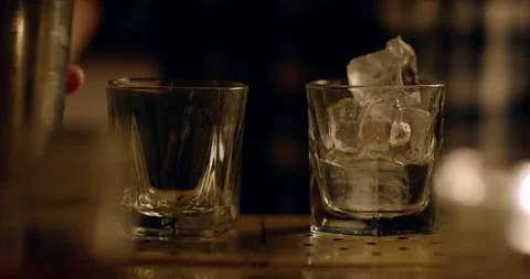 Bartender make gin and tonic Stock Footage 136497765