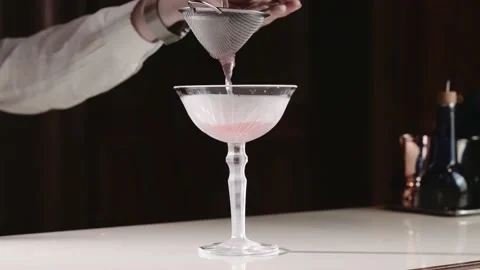 Bartender makes an alcoholic cocktail Video stock 169890684