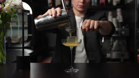 The bartender makes a cocktail at the bar Stock Footage 231985139