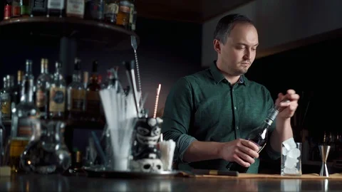 Bartender makes cocktail Stock Footage 111625842