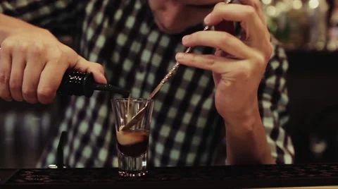 Bartender making a cocktail at the bar, close up Stock Footage 65215543