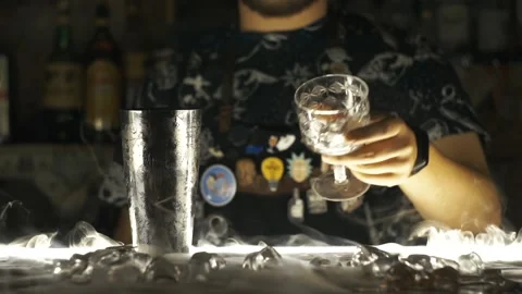 Bartender making cocktail at bar Vídeos de archivo 114372986