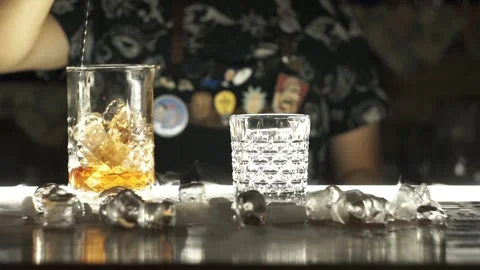 Bartender making cocktail at bar Vídeo Stock 114455801
