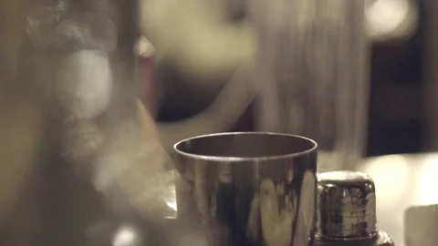 Bartender Making Cocktail Vidéo 98424468