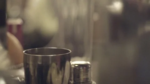 Bartender Making Cocktail Vidéo 98425026