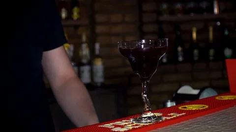 Bartender making a cocktail Видео 99958026