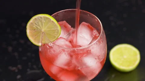 Bartender making a cocktail Vidéo 277116754