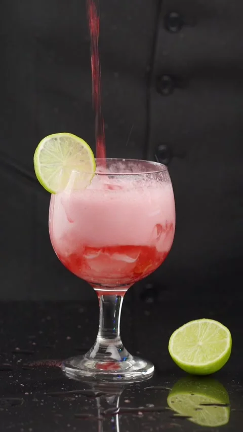 Bartender making a cocktail Vidéo 335240862