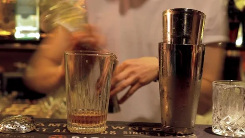 Bartender making cocktail in motion blur, long exposure Stockbeeldmateriaal 118534793