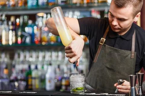 The bartender making cocktail Fotos Stock
