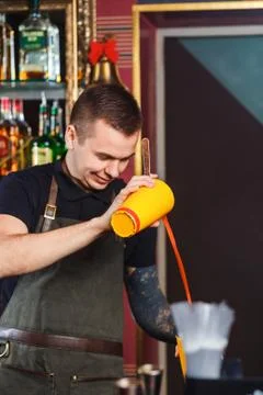 The bartender making cocktail Fotos Stock