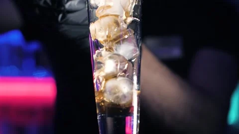 Bartender making cocktail, pouring cola into transparent glass with ice cubes 库存影片 141507805