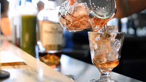 Bartender making cocktails with bourbon, close-up Video stock 113724230