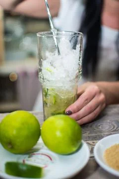 Bartender making refreshing coctail on a bar background. Dark moody style. Ic Foto stock