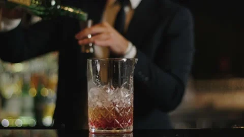 The bartender mixes a cocktail Vídeos de archivo 171413359