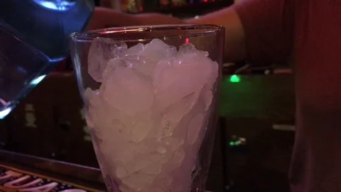 Bartender Mixing Drink Close Up Видео 81337519