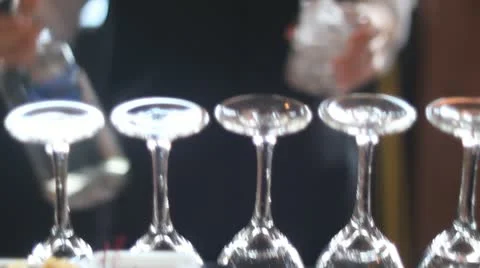 Bartender Mixing Drink for Guest CU Vídeos de archivo 11699440