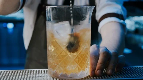 Bartender Mixologist Combining Ingredients and Making Alcoholic Cocktail in Bar Vidéo 116247939