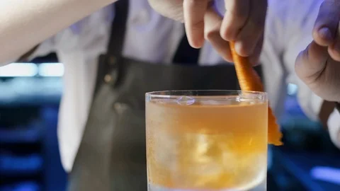 Bartender Mixologist Combining Ingredients and Making Alcoholic Cocktail in Bar Vidéo 116248370