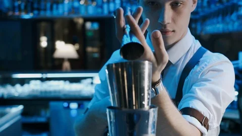 Bartender Mixologist Combining Ingredients and Making Alcoholic Cocktail in Bar Vidéo 116249473