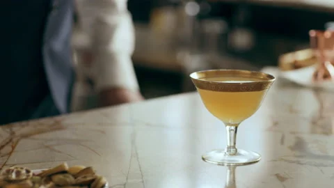 Bartender mixologist garnishing and serving lovely Daiquiri cocktail in a beauti Video stock 199462424