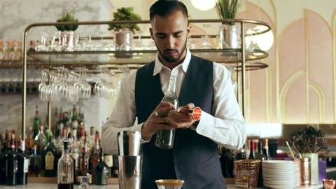 Bartender mixologist using cocktail shaker to make classic Daiquiri cocktail in Video stock 199459711