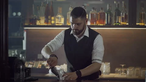 The bartender picks up ice for making cocktails. 스톡 동영상 157355986