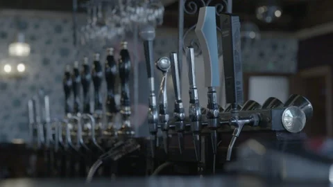 Bartender Polishing Glassware Behind Pub Beer Taps 库存影片 343097820