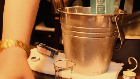 Bartender pouring alcoholic drink into shot glass from bottle chilling in i.. Vídeos de archivo 333350831