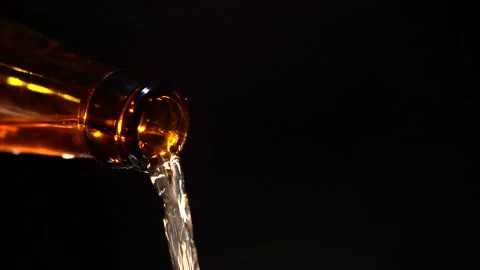 Bartender pouring beer into glass with bubbles close up Video stock 153913952