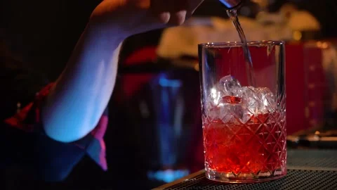 Bartender pouring cocktail Into bartending tumble with cocktail shaker Vidéo 149126035
